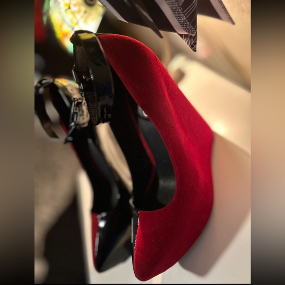 ALDO ♥️RED Suede & 🖤BLACK Patent Leather Wedge Heels. Sz 8 - Picture 7 of 9